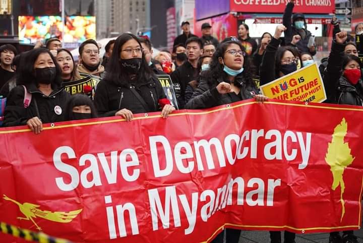 b3rry_y's tweet photo. SAVE DEMOCRACY IN MYANMAR
Burmese people in New York, United States protested to judge Min Aung Hlaing and his military leaders at the International Criminal Court (ICC).

#WarCrimesOfJunta #Dec12Coup
#WhatsHappeningInMyanmar https://t.co/l2hlggatL1