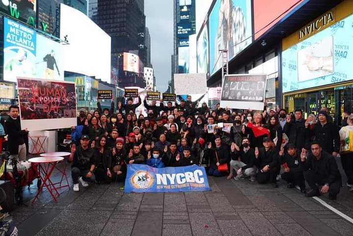 b3rry_y's tweet photo. SAVE DEMOCRACY IN MYANMAR
Burmese people in New York, United States protested to judge Min Aung Hlaing and his military leaders at the International Criminal Court (ICC).

#WarCrimesOfJunta #Dec12Coup
#WhatsHappeningInMyanmar https://t.co/l2hlggatL1