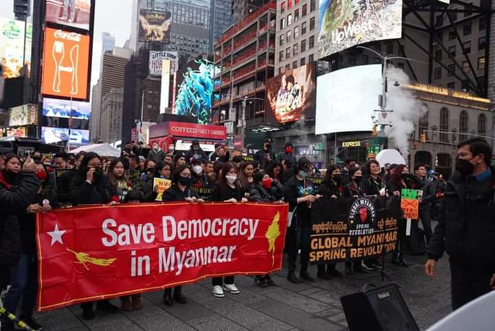 b3rry_y's tweet photo. SAVE DEMOCRACY IN MYANMAR
Burmese people in New York, United States protested to judge Min Aung Hlaing and his military leaders at the International Criminal Court (ICC).

#WarCrimesOfJunta #Dec12Coup
#WhatsHappeningInMyanmar https://t.co/l2hlggatL1