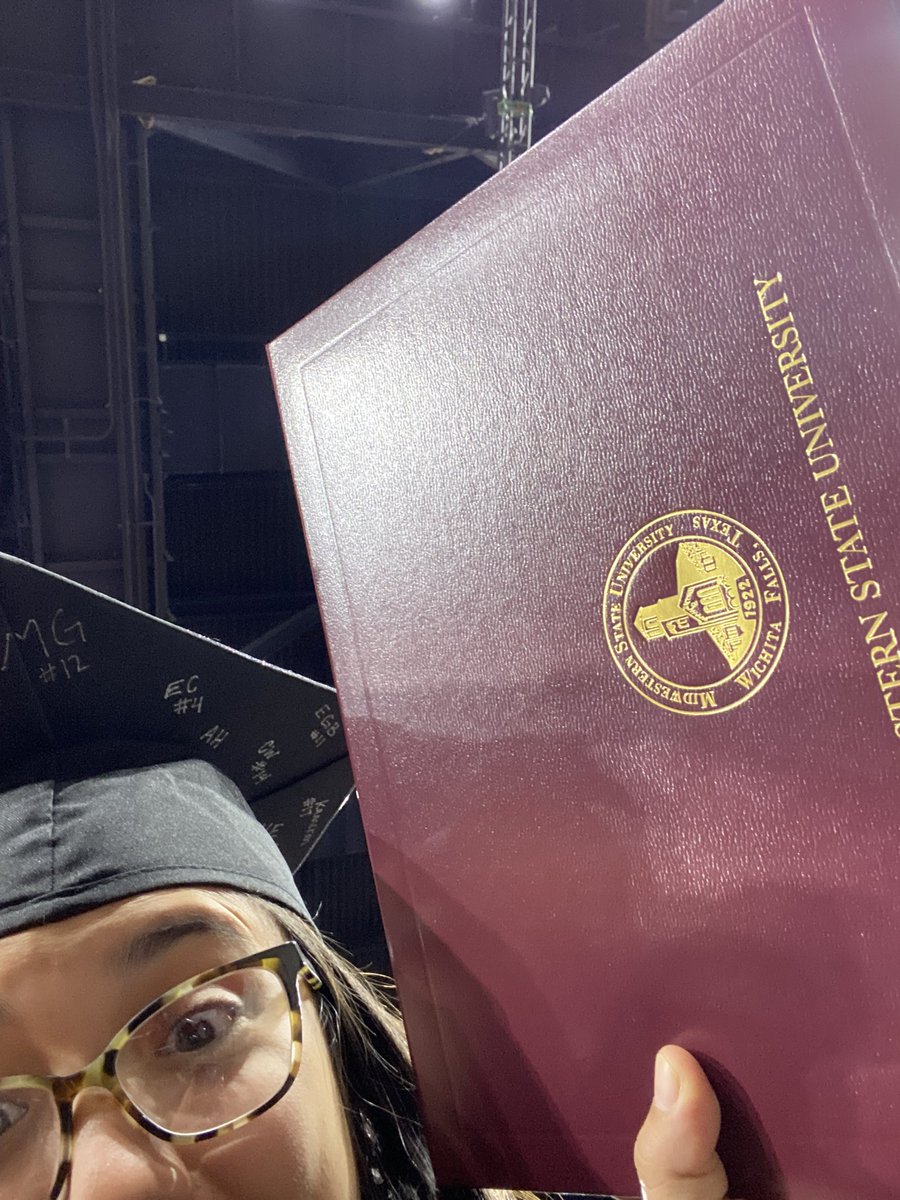 Jswizzle_16's tweet photo. I did a thing today💁🏽‍♀️🎓😍 https://t.co/ICBpUIxA0a
