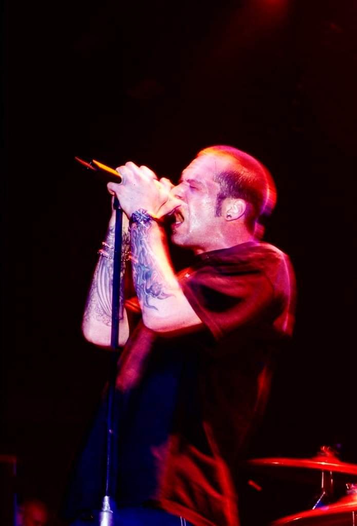 crononauta_hiki's tweet photo. El cantante de #Snot (Band) #LynnStrait y su perro Dobbs murieron un día como hoy en un accidente automovilístico hace 23 años. #RIP ¿Alguna vez escuchaste a esta banda? influenció a otras como #Systemofadown Fotografía de Stephanie Cabral https://t.co/Wr3XPDE7AS