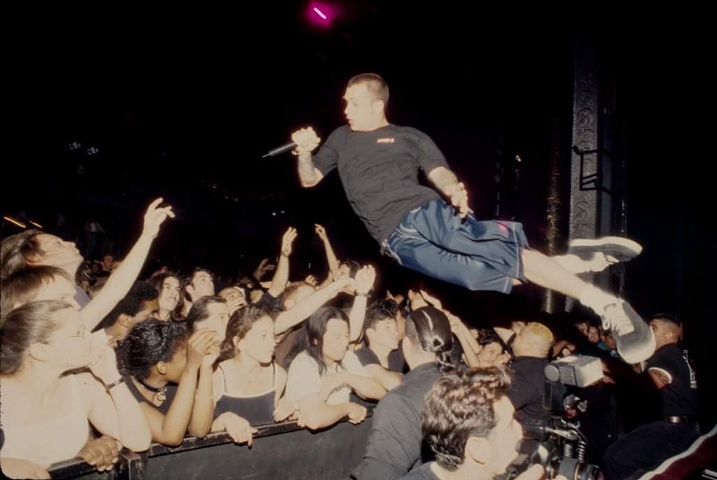 crononauta_hiki's tweet photo. El cantante de #Snot (Band) #LynnStrait y su perro Dobbs murieron un día como hoy en un accidente automovilístico hace 23 años. #RIP ¿Alguna vez escuchaste a esta banda? influenció a otras como #Systemofadown Fotografía de Stephanie Cabral https://t.co/Wr3XPDE7AS