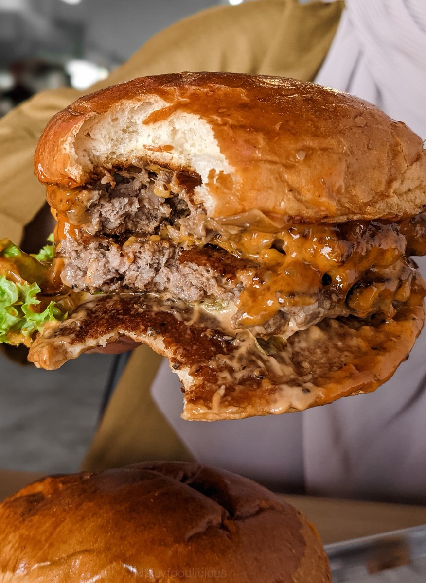 Ashsukamakan's tweet photo. The only burger yang boleh fight Woodfire 🔥🔥 Patty juicy teruk 😭👍🏻

💴 Rm14.90
📌 TPCB, Seksyen 13, Shah Alam https://t.co/8SVoP6O7WQ