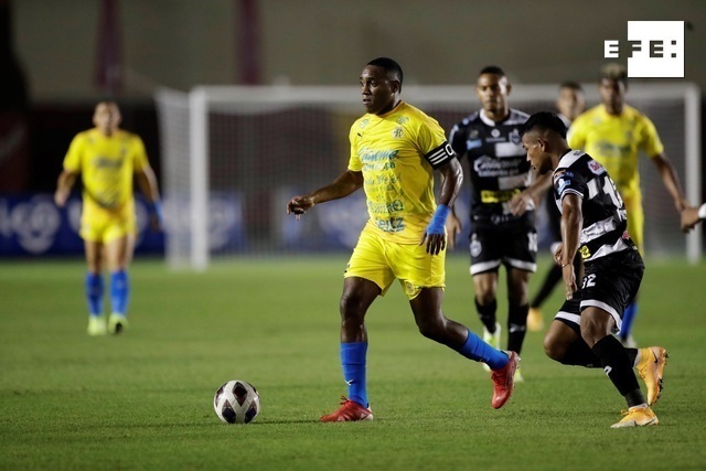 EFEnoticias's tweet photo. Un doblete de Ismael Díaz selló este sábado el triunfo del Tauro F.C. 3 goles por 0 sobre el Herrera F.C. para coronarse campeón del torneo Clausura 2021 de la Liga Panameña de Fútbol (LPF).

https://t.co/eRDou8iAeT https://t.co/eVYNaxdWdZ