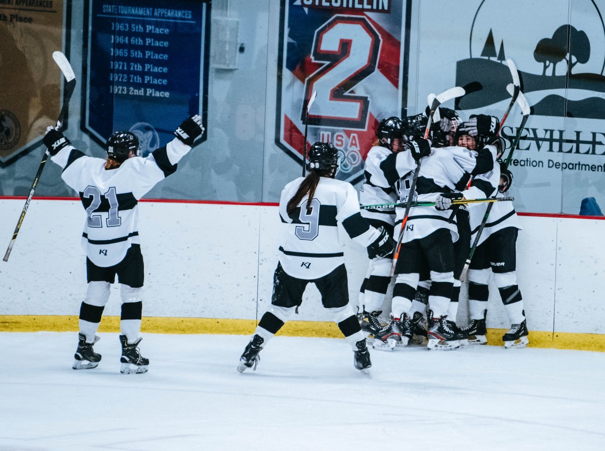 YouthHockeyHub's tweet photo. GHS
Kylie Jones finds the back of the net for Roseville as they defeat CDH 3-2 in overtime. https://t.co/jirCEHlhhW