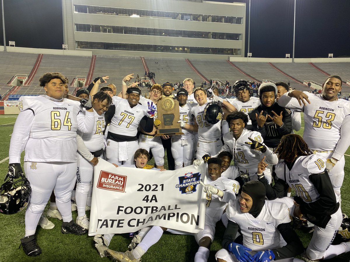 CoachRBolden's tweet photo. Super proud of this group! It’s been a pleasure coaching the D-Line all season! Boys got better every week and stayed relentless. Was one of the most dominating units in the State! Love y’all boys! #SizeEmUp 💍💍 https://t.co/NxhslAxrX9