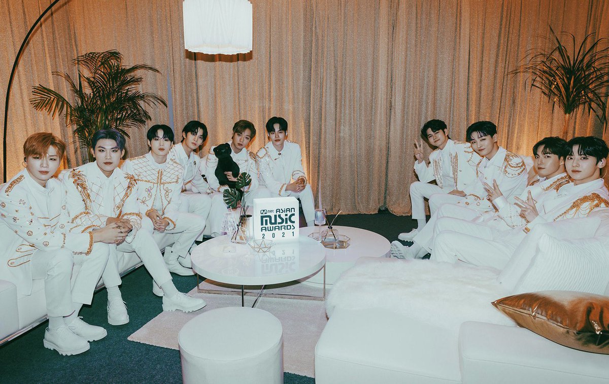 thyhwngg_'s tweet photo. Wanna One never ends🤍☝🏻✨ https://t.co/7pDox3sYay