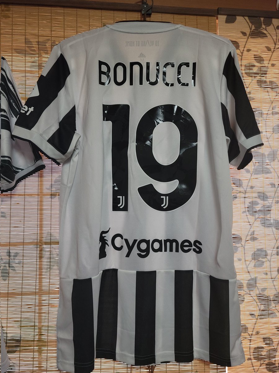 satoyuu_Juve's tweet photo. オール・オア・ナッシング観て衝動買いしたボヌッチのユニフォーム届きました
今朝の試合引き分けで落ち込んでたけどこの顔みたら少し晴れました笑
#Juventus
#STOREJUVENTUS https://t.co/OoHYDPqNem