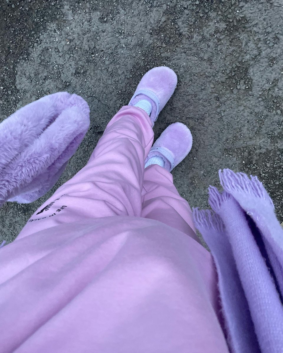 alwahdamall's tweet image. Purple is the new Black, especially if the 
#Crocs #FurSure are matching the fit 💜 

يصبح الأرجواني ملك الألوان، خاصة حين يتناسق حذاء كروكس الرائع 
مع ما ترتدين.

#crocs