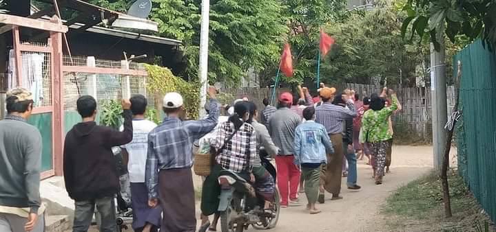 Phyo54Paing's tweet photo. Locals of ShweBo Tsp never skip a day to show their strong opposition of Genocidal Military &amp; strong support to @NUGMyanmar. #WarCrimesOfJunta #Dec12Coup  #WhatsHappeningInMyanmar https://t.co/PzSwBLuR6J
