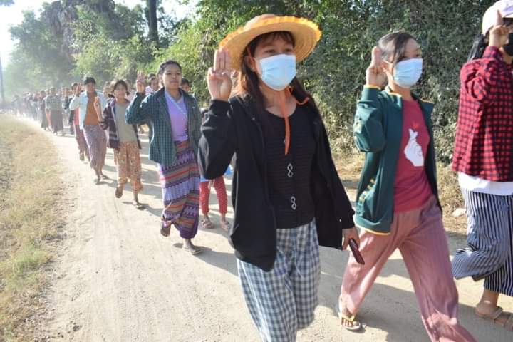 b3rry_y's tweet photo. Local people took part in a rally in the Salingyi and Yinmarpin this morning to condemn against the coup.

#WarCrimesOfJunta #Dec12Coup
#WhatsHappeningInMyanmar https://t.co/1JC63pxUrv