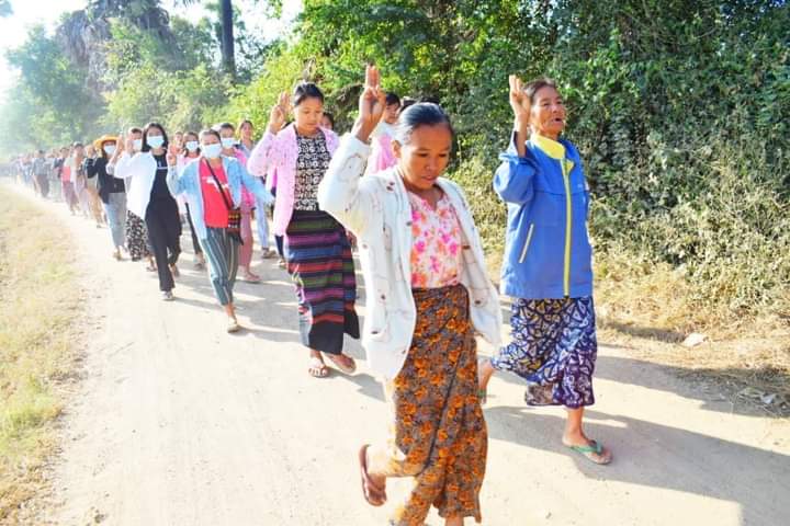 b3rry_y's tweet photo. Local people took part in a rally in the Salingyi and Yinmarpin this morning to condemn against the coup.

#WarCrimesOfJunta #Dec12Coup
#WhatsHappeningInMyanmar https://t.co/1JC63pxUrv