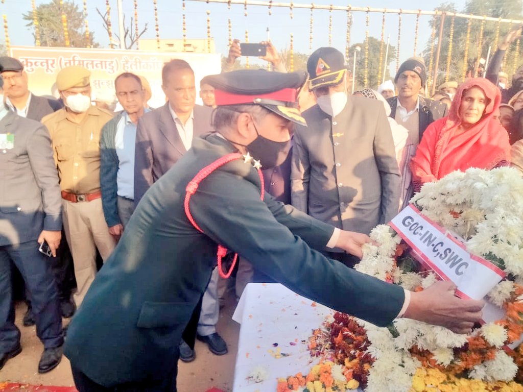 PRODefRjsthn's tweet photo. Tributes poured in at last rites of #SquadronnldrKuldeepSingh at Ghardana Khurd Chirawa #Rajasthan
Sh Rajender Rathode MLA,Senior officers ex @IAF_MCC @adgpi @PoliceRajasthan present
Brig JS Bisht Dy GOC #61SubArea paid homage on behalf #SaptaShaktiCommand
@SpokespersonMoD https://t.co/jdU8Cm5dUX