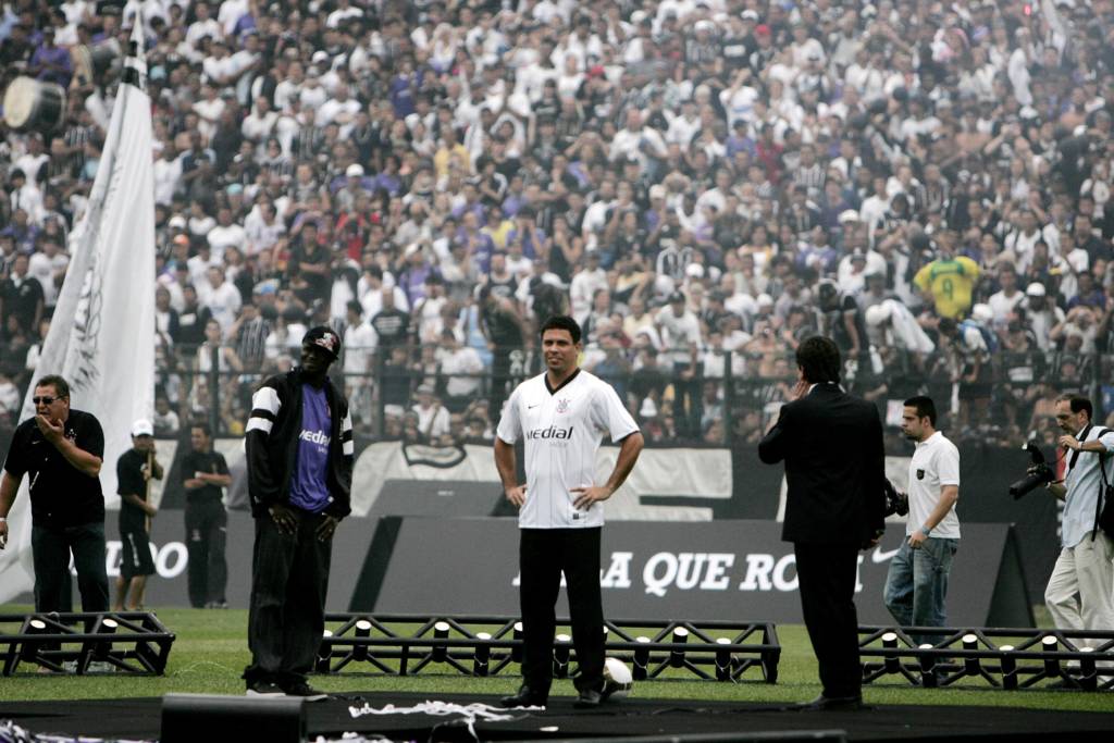 Biel_cont's tweet photo. Há 13 anos, no dia 12 de dezembro de 2008, era apresentado no Corinthians a maior contratação da história do futebol Brasileiro, Ronaldo fenômeno. https://t.co/urkIxqKeAa