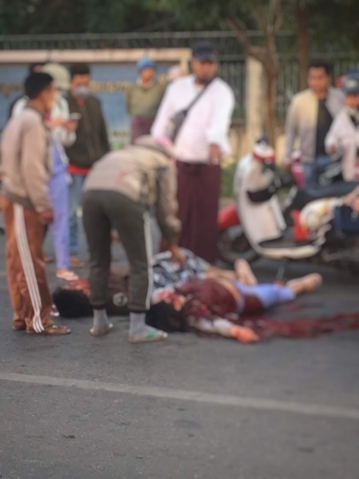 Haruonchill's tweet photo. tw // death
Ko Rkar Phyo and his wife Ma Chan Mya Nyein, a 4-month #pregnant nurse at City Hospital, were savagely SHOT DEAD by Junta troops in front of 300 Bedded Hospital in #Mandalay’s #ChanMyaTharsi town at 7am on Dec12 for not stopping the motorbike.
#WhatsHappeningInMyanmar https://t.co/HvLbnQwwFe