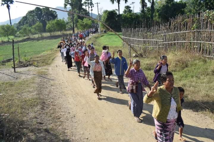 pzl_jourlm's tweet photo. Under scorched sunshine , civilians in northern #Salingyi and eastern #Yinmarpin regions staged a march protest against fascist regime .

#WhatsHappeningInMyanmar 
#Dec12Coup #WarCrimesOfJunta https://t.co/Ve82GoCHxv