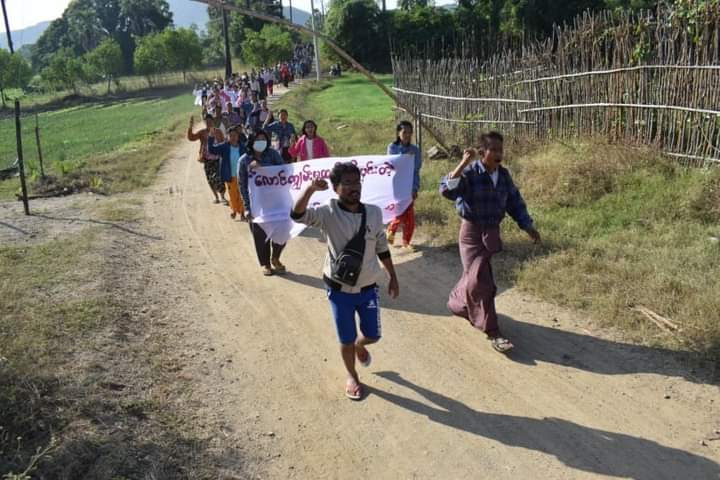 pzl_jourlm's tweet photo. Under scorched sunshine , civilians in northern #Salingyi and eastern #Yinmarpin regions staged a march protest against fascist regime .

#WhatsHappeningInMyanmar 
#Dec12Coup #WarCrimesOfJunta https://t.co/Ve82GoCHxv