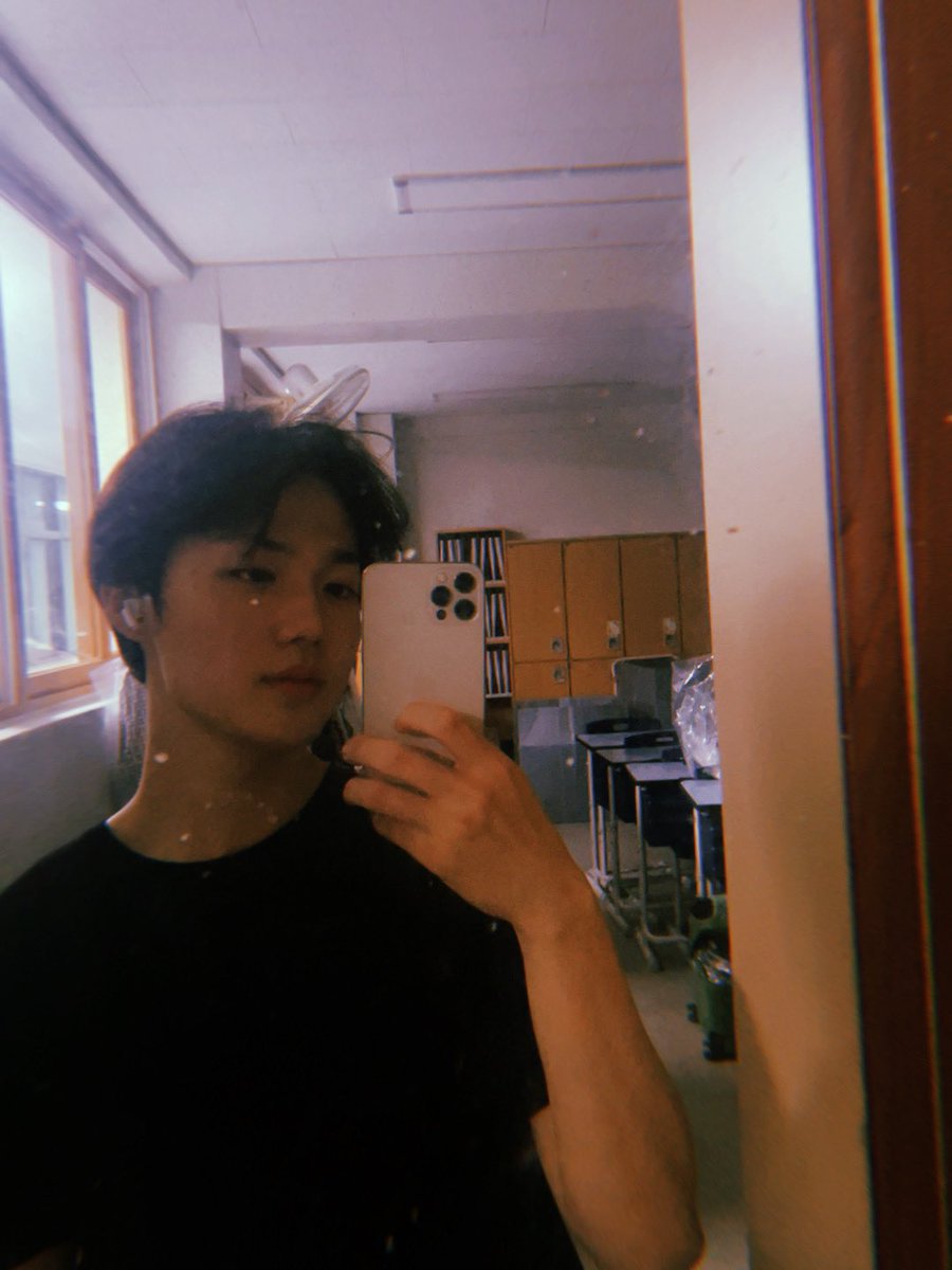 hwankhimly_'s tweet photo. หล่อมาก😭😭😭😭 https://t.co/LAhduWHX7t