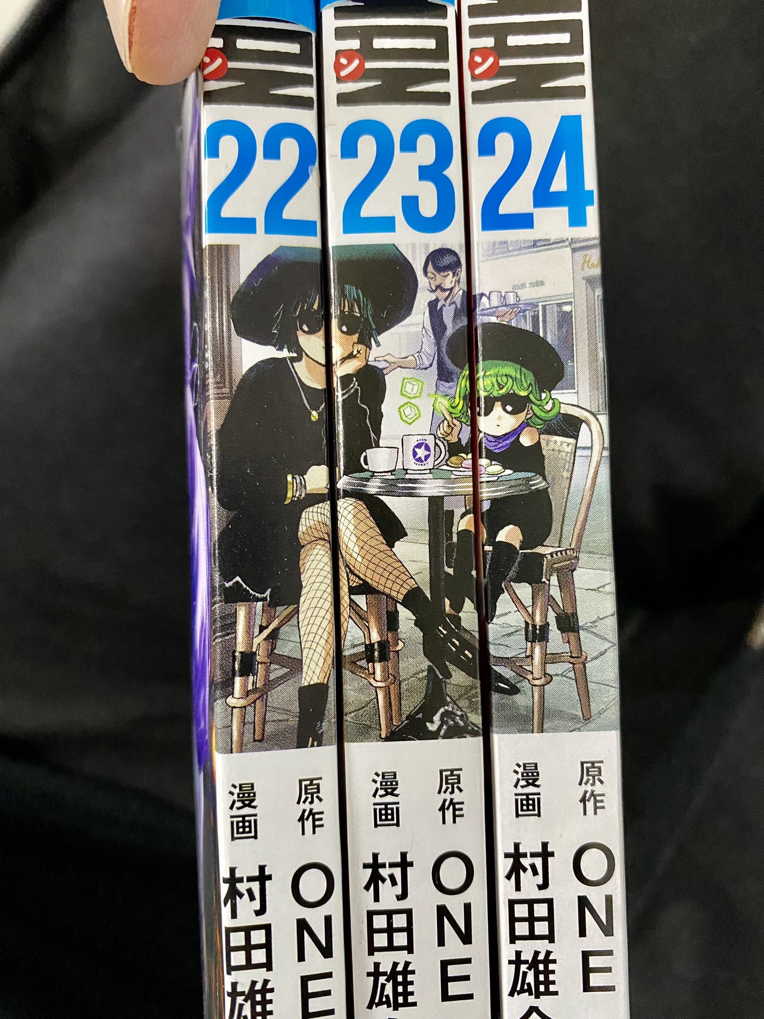 村田雄介 すみませんこれ発売日に呟くべきでした ワンパンマン 22 23 24巻をカバーをずらして繋げると一枚絵になります 楽しんでみて下さい 是非お手元に T Co Kekvllgrgn Twitter