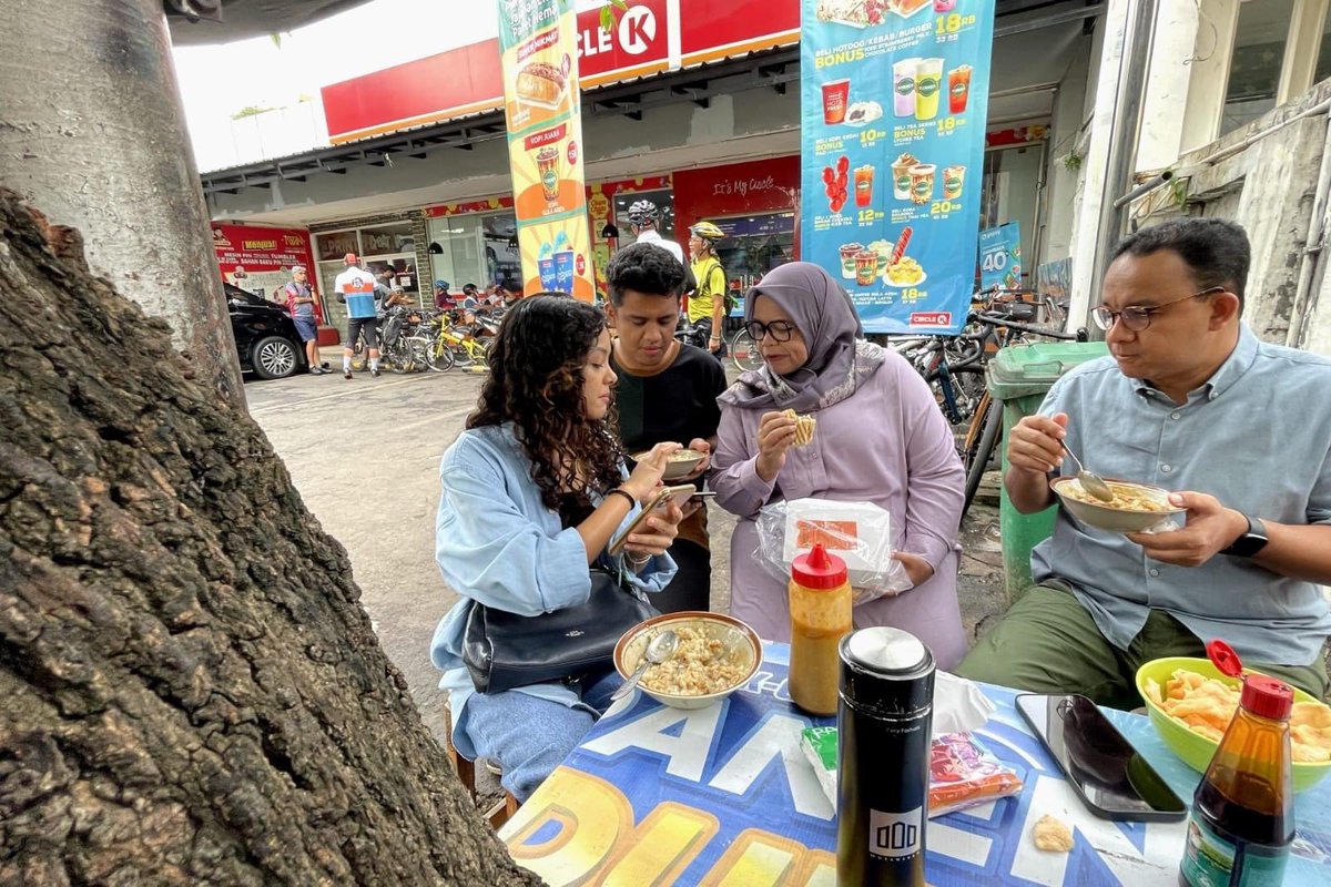 Namanya Kang Upid, dari Kab. Kuningan, Jawa Barat. Sudah 9 tahun jualan bubur ayam. Dia beri nama “Bubur Ayam Kuningan” kalau di internet namanya “Bubur Baraya”. Lokasinya sederhana, di pinggir jalan. Tapi rasanya tidak sederhana: bubur ini memang enak.

facebook.com/10004419080090…