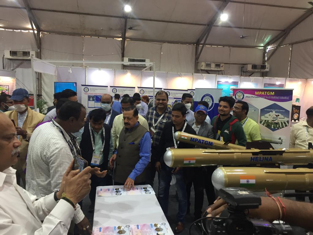 Igniting young minds & inspiring next gen technopreneurs, DRDO marks its presence at India Intl Science Festival #IISF2021 at Panaji, Goa. Honble Union Minister of State for S&T @DrJitendraSingh evincing keen interest in various DRDO Systems & Technologies. #AmritMahotsav