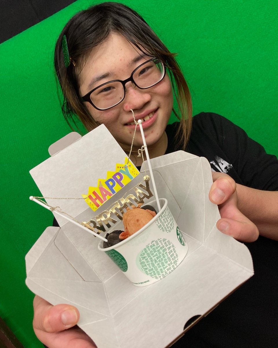 Anko8Mako's tweet photo. D.K HOLLYWOOD STUDIO
昨日はスタジオメンバーのチサトの誕生日🎉スタバのプチシューでお祝い‼️おめでとう🎈
そして、4作品目の撮影終了‼️
暫くは編集作業だ❗️
#dkh #dkhs #スタバ #誕生日おめでとう https://t.co/EiUyqdghzO