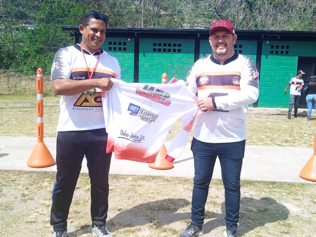 DeportTrujillo1's tweet photo. El #IAMD #Trujillo @DeportTrujillo1 Presidida por el Lic. José Linares
Se complace en obsequiar un presente a algunos Colaboradores que han sido pieza fundamental para este reimpulso deportivo que nos propusimos 
Instituciones/Empresas Privadas
@MarcaDeportAG 
@carloscontigo https://t.co/esLGmkNjPl