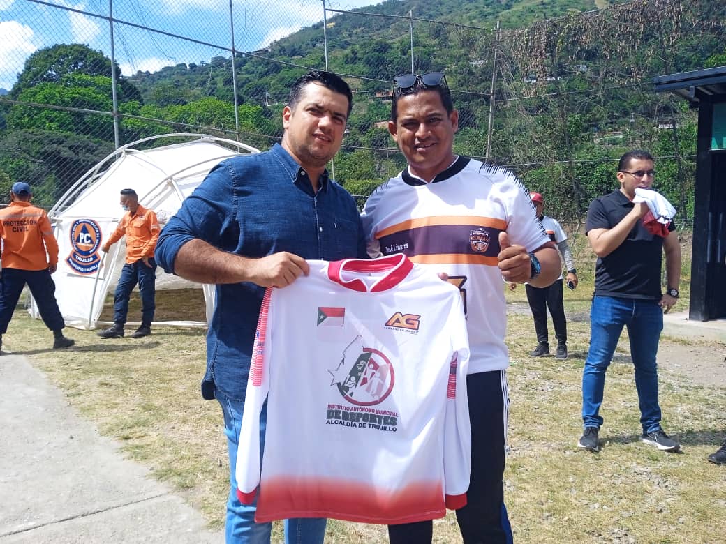 DeportTrujillo1's tweet photo. El #IAMD #Trujillo @DeportTrujillo1 Presidida por el Lic. José Linares
Se complace en obsequiar un presente a algunos Colaboradores que han sido pieza fundamental para este reimpulso deportivo que nos propusimos 
Instituciones/Empresas Privadas
@MarcaDeportAG 
@carloscontigo https://t.co/esLGmkNjPl