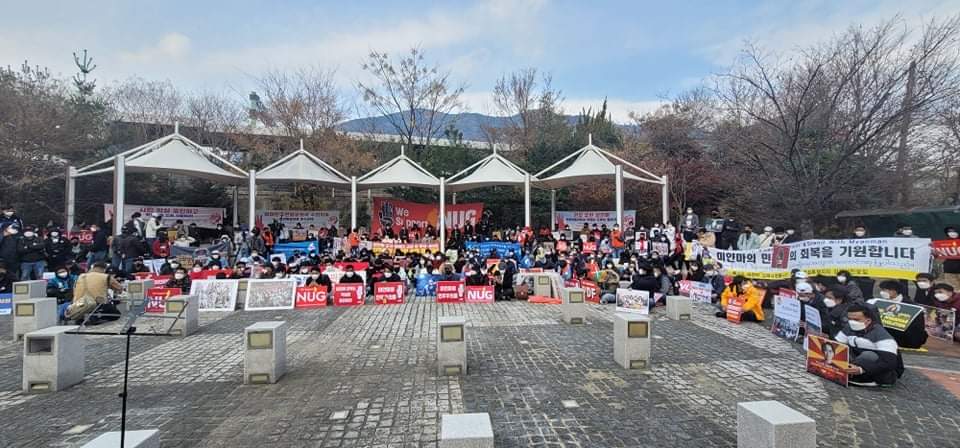 Yunaayunaa26's tweet photo. Anti-coup revolutionary strike in South Korea by #Myanmar nationalities as usual. 🪧

#Dec12Coup #WarCrimesOfJunta #WhatsHappeningInMyanmar https://t.co/Bc93WIIZFd