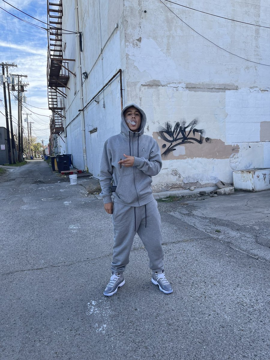 sloppybankrollz's tweet photo. 12/11/2000- the day mama pushed me out the womb and told me nigga get paid🤞💰  #21  #Anticap #GGday #myzekeday https://t.co/kHfxtuOpVk