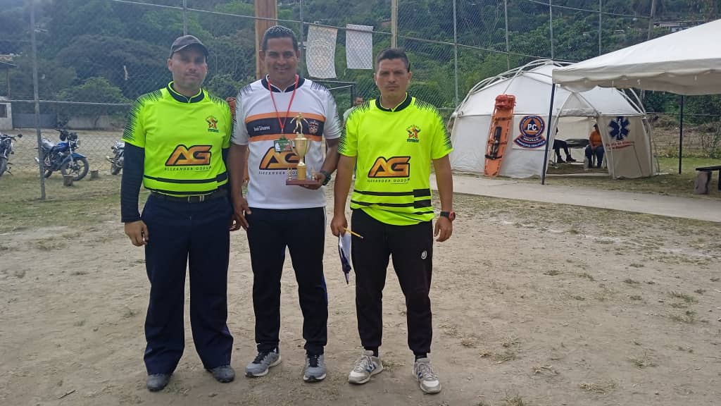 DeportTrujillo1's tweet photo. Renovando la Imagen del #Deporte en el #MunicipioTrujillo entregamos uniformidad para los #Arbitros en las diferentes disciplinas
#SeguimosAvanzando
@Gerardo4fPsuv 
@carloscontigo 
@MarcaDeportAG 
@INDeporteVE 
@did_indet 
@abralupesas 
@policiatrujillo https://t.co/nZRguRQ2Tv