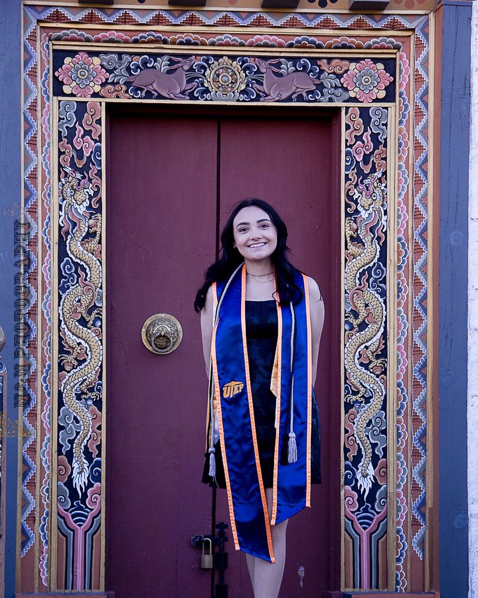 bryannaa_4's tweet photo. she’s a college graduate or whatever😌😌 https://t.co/rTMksWibc6