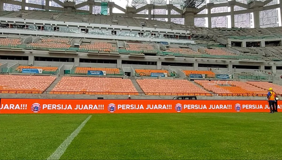 Katanya sih rumah orang.

Tapi ini stadion ornamen luarnya loreng macan, bangkunya warna oren, dan pas ujicoba papan sponsor digital, yg dipake nama dan logo Persija.

Sumber: YouTube Muhlis Abdi