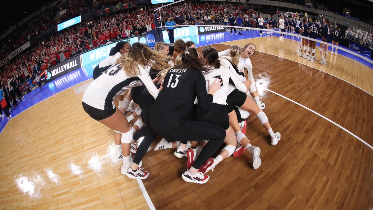 LouisvilleVB's tweet photo. GOOD, GOOD MORNING! 🤩

#GoCards x #NCAAVB https://t.co/JvWA6x865e