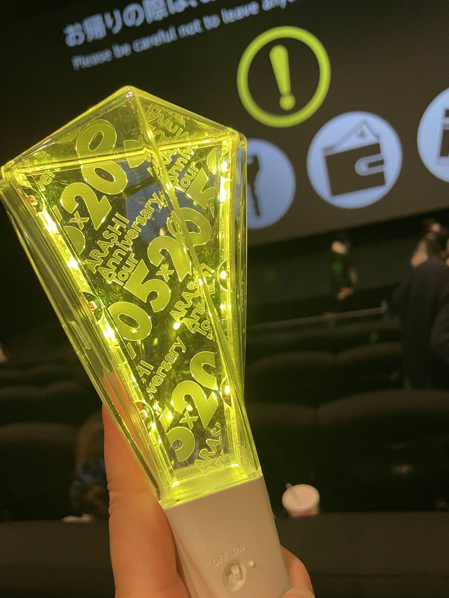 cyderm's tweet photo. #RecordofMemory
本日で3回目観に行ってきた!
今日は待ちに待った応援上映
自分のペンラと映画の中のペンラが一体になってるのをみて
涙溢れてしまいました。
真ん中の席で見たかったから、
半分よりも前で観てたけど、
後ろから観たら、もっとペンラの海が見えたかも。
あ〜生でLIVE観たい https://t.co/kA7BfF2J1j