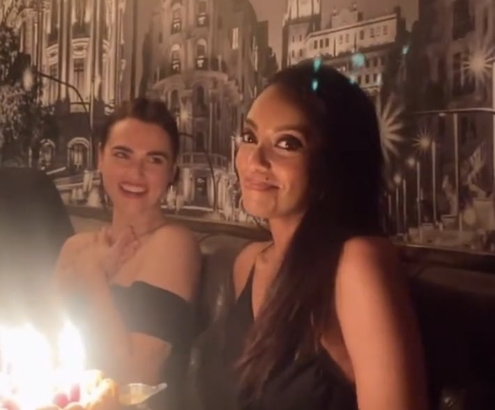 mandaIorr's tweet photo. KATIE LOOKING AT AZIE 🥺 https://t.co/06m5xpUi90