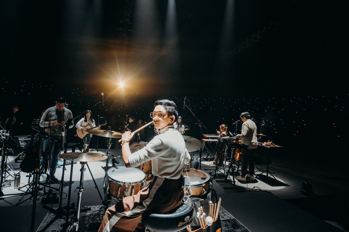 BenAndBenMusic's tweet photo. Magandang hapon, Liwanag! ✨ Today is the day you can re-stream our concert, Kuwaderno, on https://t.co/rZ4SpxjGMf! 

For all existing Kuwaderno Online Ticket holders, you can watch the concert ANYTIME between 5-8pm today! Kitakits ulit tayo mamaya! ✨

#KUWADERNO2NDTIMEAROUND https://t.co/q204PYmnkP