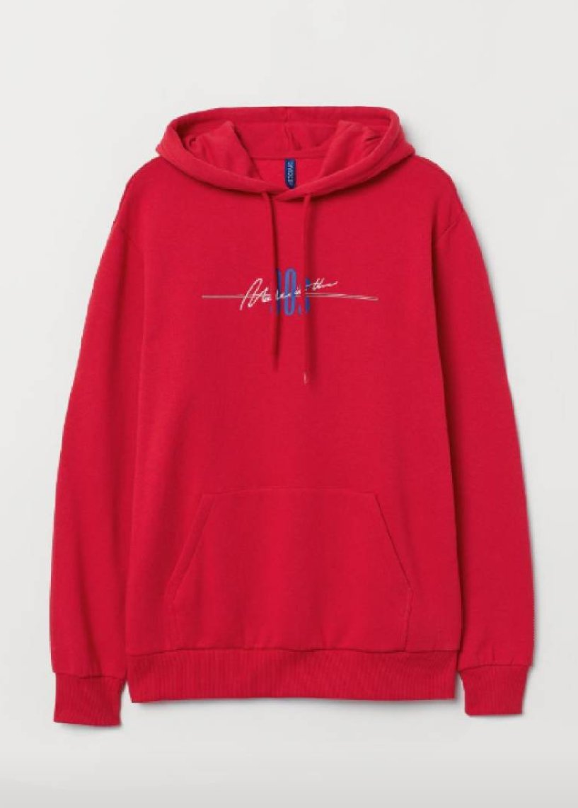 マナトのきれいな赤いパーカーは H&M✨ ニットマナトと同じくらい