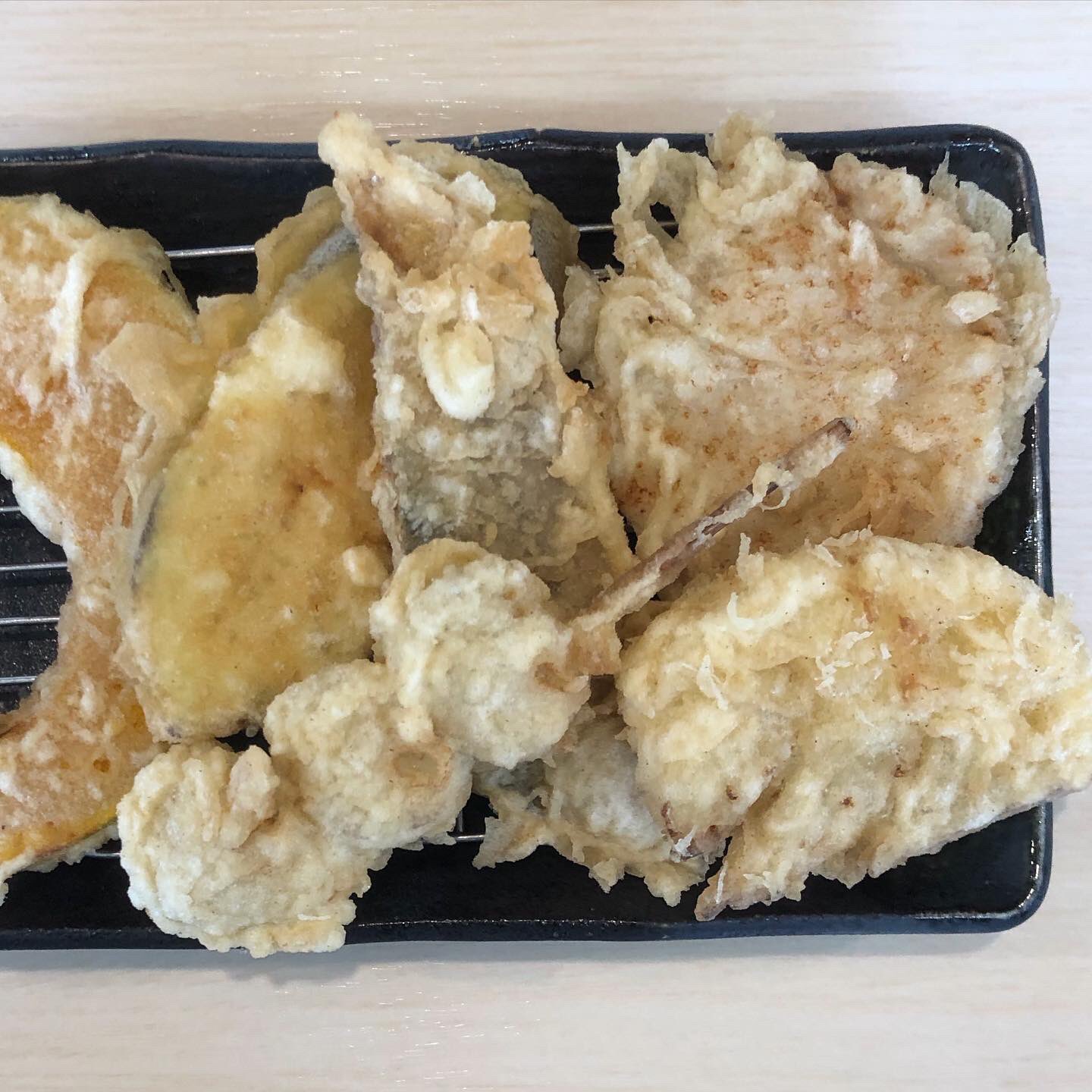 Mitsugukun だるまの天ぷら定食 で 魚定食 ば キス 青魚 白身魚 ホタテ 野菜3品 ごはん 大 みそ汁 ブタ肉 鶏ささみば追加 1品1品揚げたてで くる庶民的天ぷら福岡スタイル バリうま B 3 だるまの天ぷら定食 古賀 福岡