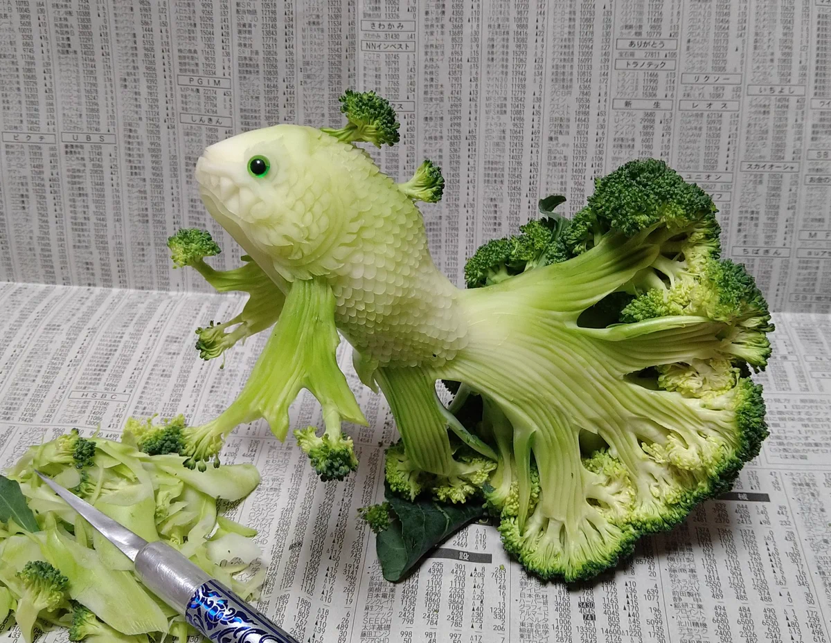 ものすごい技術！ブロッコリーがナイフ一本で魚に変身！