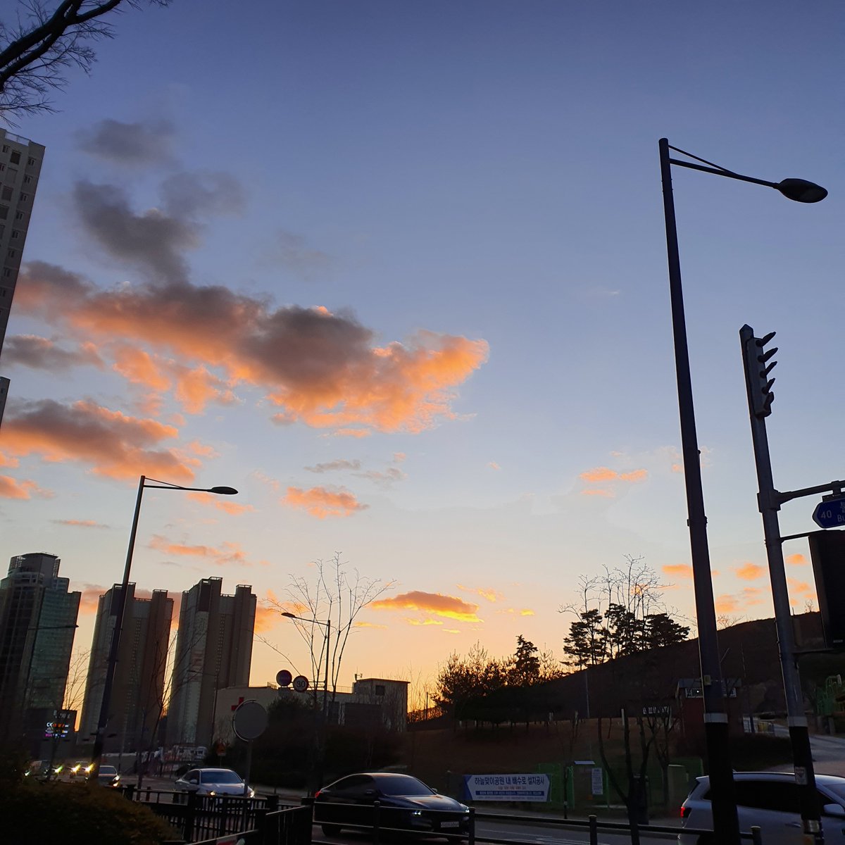 엄청 이쁘고 맑았던 하늘!

#섹트 #맘눌뎀 #일탈 #오프 #건오