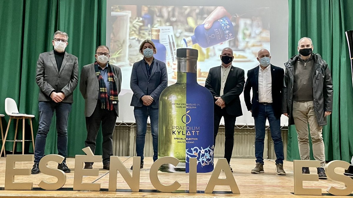 LoJoan's tweet photo. Amb #Kylatt, @FruitsdePonent li diu al món que #Alcanó, el #Segrià, les #Garrigues i les comarques de #Lleida defensem amb orgull la nostra singularitat i sense renunciar a ella volem garantir la prosperitat de les properes generacions produint amb qualitat des de la proximitat. https://t.co/G7ewwJRWzC