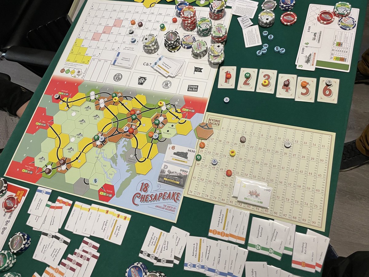 本日ボドパやさん。
『18チェサピーク』を遊びました。

前回1846をやったのでインストはすんなり。こちらはシンプルかつ遊びやすい！
ここが入口でそこから沼に引きずり込むのですな。

アメリカ東海岸は都会。いかに密集地域に自分の路線を確保するかが鍵🚂
そしてスタピーの蟹が可愛い👍🦀