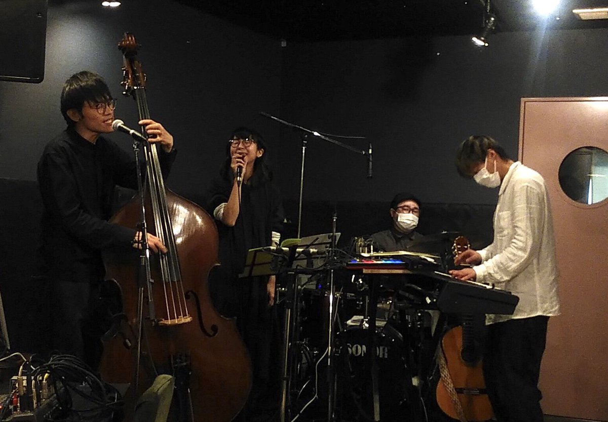 idachiuyami's tweet photo. 宮内　大　京都ライブ「遠近」
 2021/12/11  西院 夕方カフェ

宮内　大(vo、ba)

・サポートメンバー
鈴木克行さん(gt、key、etc)
中村圭佑さん(dr)
guest ハカマダユウキさん(cho)

・配信担当 安田直弘さん

僕の2021年唯一のライブ記録です。

https://t.co/03e2NoDuWJ https://t.co/R8jjV5eGdL