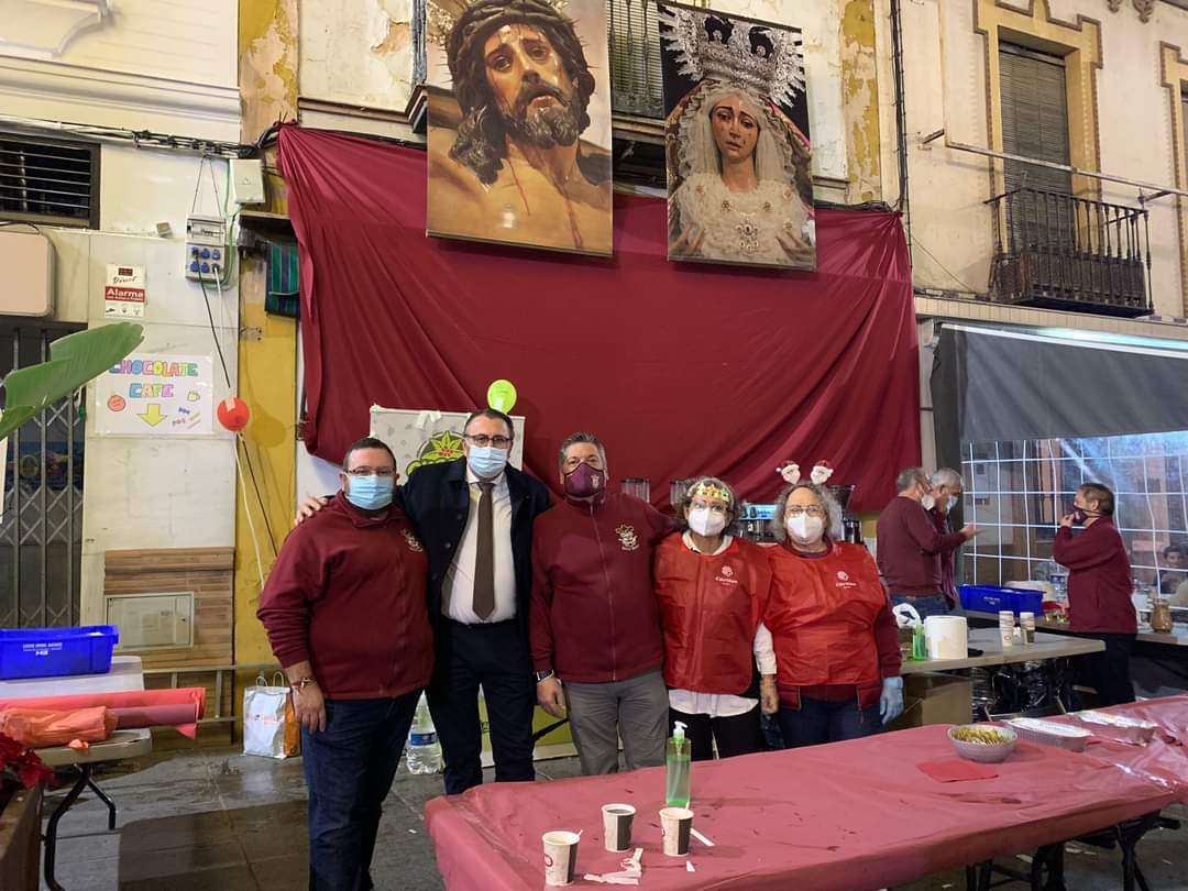 aytoguadaira's tweet photo. Un roscón de reyes solidario rodeó este sábado la Plazuela en una iniciativa de la Hdad @p_tercera con la colaboración de la empresa Nueva Florida. La recaudación irá destinada a Caritas del Campo de las Beatas.
El delg. de Fiestas Mayores destacó esta bonita y solidaria acción. https://t.co/Pl9DDmTMZw