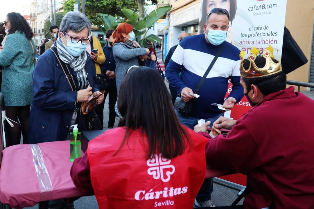 aytoguadaira's tweet photo. Un roscón de reyes solidario rodeó este sábado la Plazuela en una iniciativa de la Hdad @p_tercera con la colaboración de la empresa Nueva Florida. La recaudación irá destinada a Caritas del Campo de las Beatas.
El delg. de Fiestas Mayores destacó esta bonita y solidaria acción. https://t.co/Pl9DDmTMZw