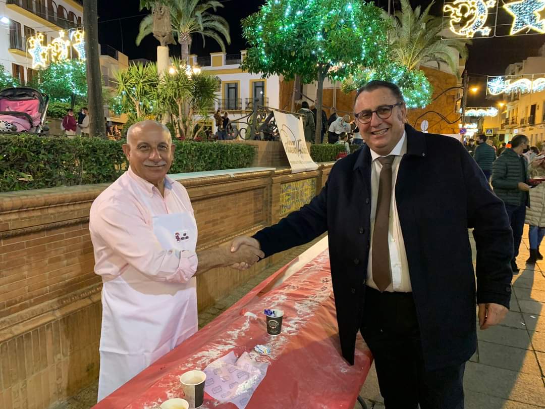 aytoguadaira's tweet photo. Un roscón de reyes solidario rodeó este sábado la Plazuela en una iniciativa de la Hdad @p_tercera con la colaboración de la empresa Nueva Florida. La recaudación irá destinada a Caritas del Campo de las Beatas.
El delg. de Fiestas Mayores destacó esta bonita y solidaria acción. https://t.co/Pl9DDmTMZw