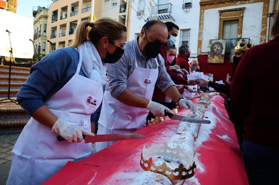 aytoguadaira's tweet photo. Un roscón de reyes solidario rodeó este sábado la Plazuela en una iniciativa de la Hdad @p_tercera con la colaboración de la empresa Nueva Florida. La recaudación irá destinada a Caritas del Campo de las Beatas.
El delg. de Fiestas Mayores destacó esta bonita y solidaria acción. https://t.co/Pl9DDmTMZw