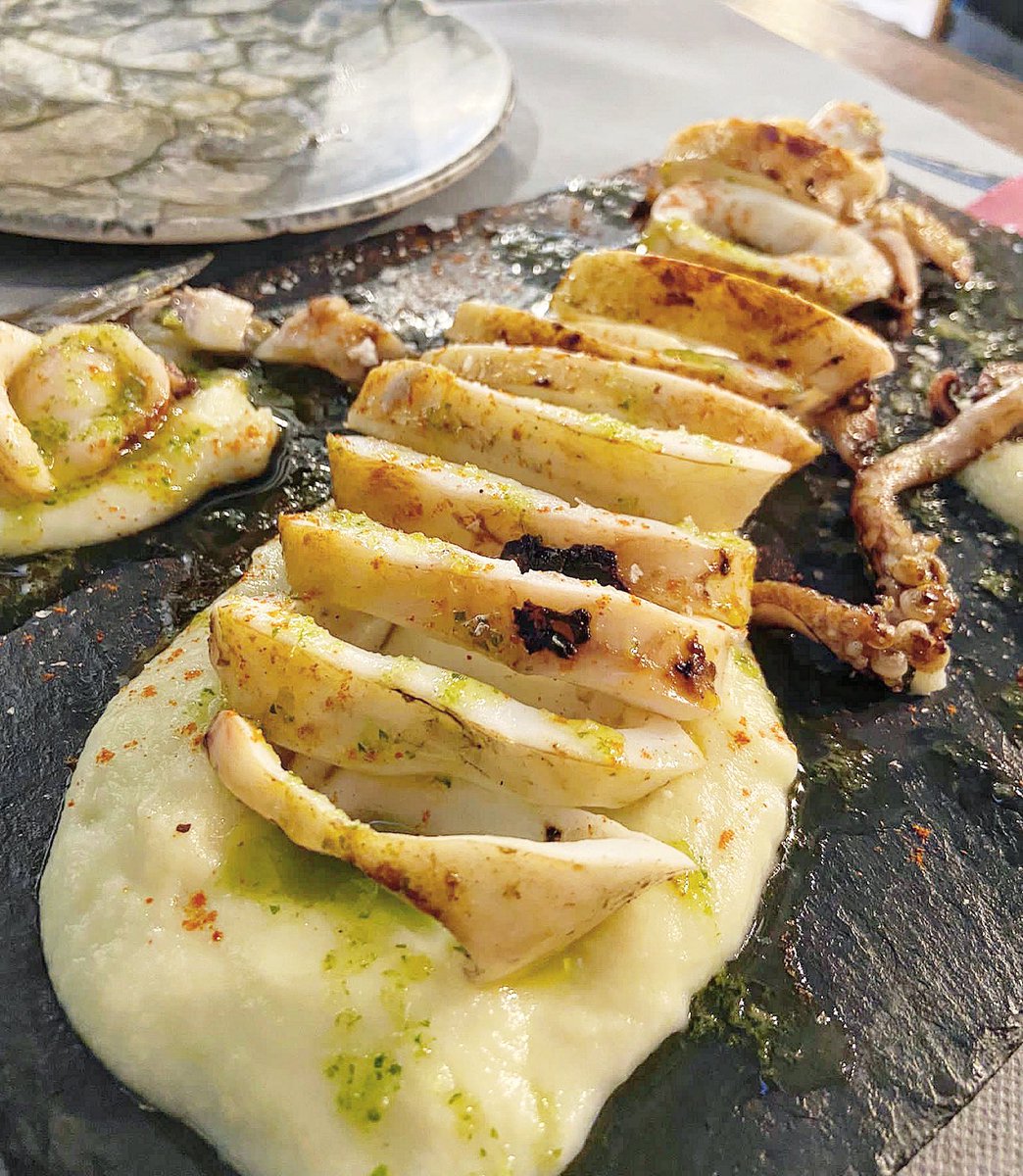 Xocalastacoloma's tweet photo. 👨‍🍳 Els nostres suggeriments del cap de setmana no et deixaran indiferent 😜🔥😜
📸 A la foto, 🦑 calamar de ⚓️ costa XXL sobre base de parmentier trufada. Ideal per compartir 😋

⚠️ Que tingueu un molt diumenge‼️

#Xocala #Bar #Restaurant #Santacolomadegramenet #santacoloma https://t.co/YLRkcD4HLT