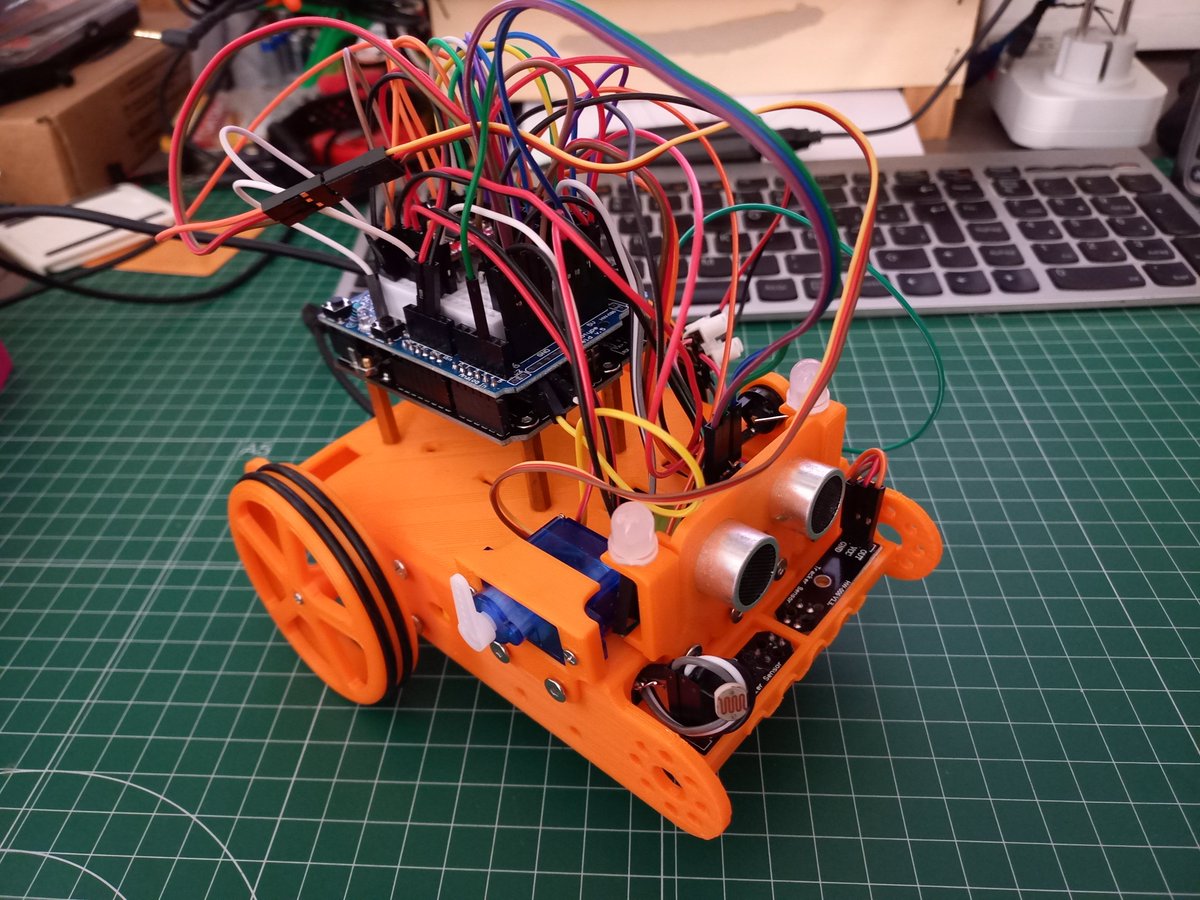 IRetotech's tweet image. Ya tengo montado el @mClonRobot del curso @catedu_es. Ya estoy realizando las pruebas para aprender a manejarlo y compartirlo en la #PeñaTecnológicaSANDALIAS. Seguro que nos sirve para @RetoTech @BQEducacion